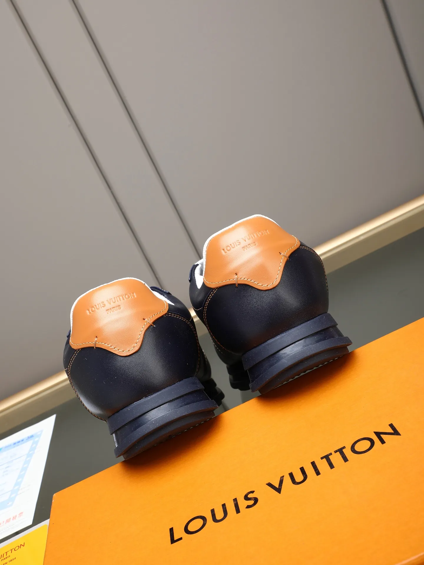 PP560 LV Louis Vuitton L Jialu Brand Runner Tatic Series Thick-soled Casual Sports Shoes Running Shoes Original purchase, development and production This LV Runner Tatic sports shoe combines technical materials such as mesh fabric and ribbons to interpret the inspiration of traditional mountaineering shoes. LV letters are written on one side, the lariat buckle of the quick lacing system is embellished with Monogram flowers and Louis Vuitton logos, and the light and wear-resistant rubber outsole completes the whole. ▪️Fabric: Original imported cowhide + mesh ▪️Inner lining: Original customized breathable mesh ▪️Sole: Original open-molded anti-slip rubber combination material ▪️Size: Men's 38-44 (customized for 45 and 46)